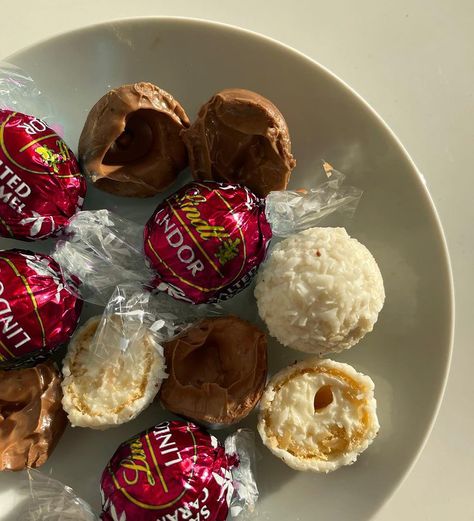 Lindt Lindor Chocolate, Lindor Chocolate Aesthetic, Lindt Chocolate Aesthetic, Chocolate Aesthetic, Lindor Chocolate, Lindt Chocolate, Favorite Snack, Perfect Food, Easy Cooking