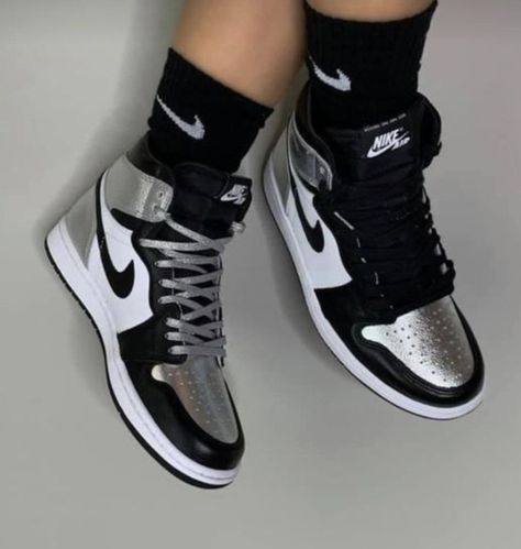 Nike Shoes Women Fashion, Fly Shoes, Pretty Shoes Sneakers, Shoes Outfit Fashion, Nike Air Shoes, Cute Nike Shoes, Cute Sneakers, Cute Nikes, Linnet