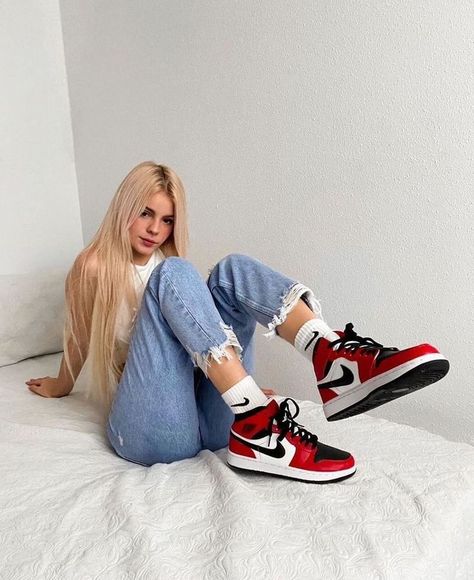 Nike Air Jordan 1 Outfit Women, Air Jordan Dunk Low, Jordan Dunk Low, Girl Jordans, Air Jordan 1 Mid Chicago, Sister Fashion, Jordan Outfit Women, Jordan 1 Mid Chicago, Women Jordans