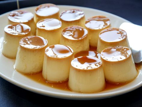 Prepara en casa los mejores flanes en vasitos de plástico y sin horno, ¡perfectos para vender! Flan Cups, Individual Flan, Cream Cheese Sugar Cookies, Party Snacks Easy, Fast Desserts, Dessert Shots, Boho Cake, Cold Desserts, Snacks To Make