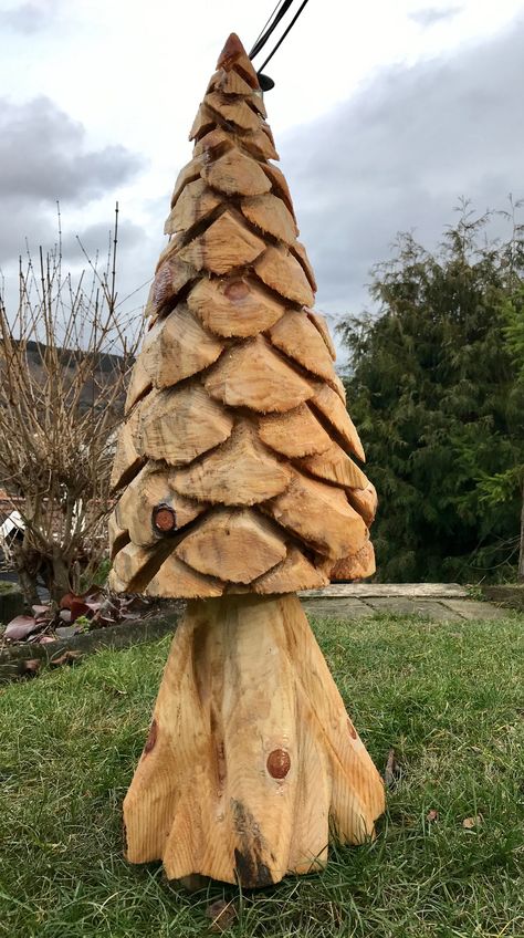 Chainsaw Art Tree Trunks, Chainsaw Carving Patterns, Power Carving Tools, Chainsaw Wood Carving, Wood Carving Art Sculpture, Wood Log Crafts, Tree Carvings, Chainsaw Carvings, Dremel Carving