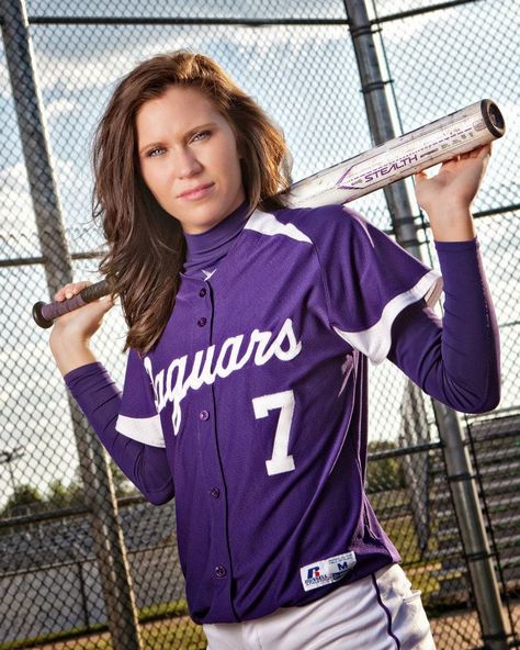 Softball Pictures cute picture idea!! Senior Picture Ideas Softball, Softball Pictures Poses Individual, Team Photo Poses, Softball Team Photos, Softball Poses, Softball Team Pictures, Softball Pictures Poses, Softball Picture, Unique Senior Picture Ideas