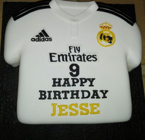 Jersey Cake Football, Football Cake Real Madrid, Real Madrid Party Ideas, Real Madrid Cake Ideas, Pastel Real Madrid, Real Madrid Birthday Cake, Soccer Jersey Cake, Real Madrid Birthday, Tarta Real Madrid