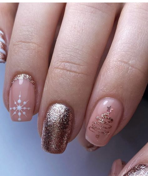 Gold Christmas Nail Art, Nude Christmas Nails Short, Silver And Gold Christmas Nails, Golden Christmas Nails, Rose Gold Christmas Nails, Holiday Nails Gold, Gold Nails Christmas, Christmas Nails Gold, Elegant Christmas Nail Designs