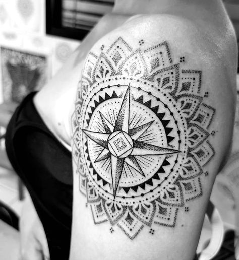 Unique Compass Tattoo, Compass Tattoo Ideas, Mandala Compass Tattoo, Geometric Compass Tattoo, Mandala Compass, Nautical Compass Tattoo, Compass And Map Tattoo, Stitch Tattoo, Feminine Tattoo Sleeves