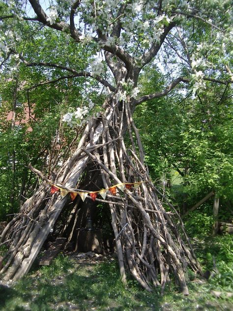 Epic Outdoor Forts You Can Actually Build Branch Teepee, Teepee Outdoor, Outdoor Forts, Backyard Fort, Kids Forts, Tree Fort, Build A Fort, City Farm, Natural Playground