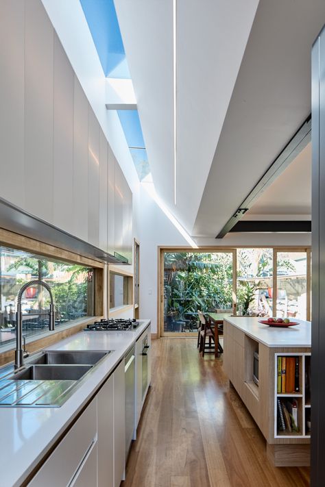 Skylight House Design, Sky Light In Kitchen, Modern Spacious Kitchen, Sky Light Kitchen, Skylight Design Ideas, Kitchens With Skylights, Skylight Dining Room, Sky Lights In Kitchen, Modern Skylight Design