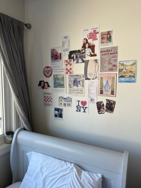 Taylor Swift Wall Bedroom, Bedroom With Lots Of Posters, Vogue Inspired Bedroom, Poster Wall Above Bed, Taylor Swift Dorm Decor, Sabrina Carpenter Bedroom, Sabrina Carpenter Room Decor, Sabrina Carpenter Poster Aesthetic, New York Room Aesthetic