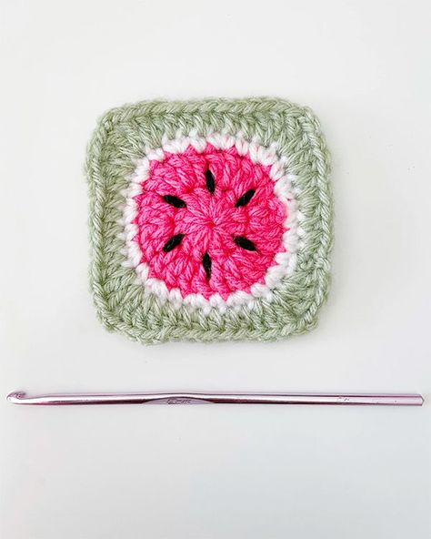 Continue to be intrigued by creative granny square patterns. Imagine sipping your drink by the poolside and having this delicious and refreshing-looking crochet square block as a coaster. We think they’d look lovely as a crochet summer top too. Watermelon Granny Square, Crochet Watermelon, Granny Square Patterns, Granny Square Crochet Patterns Free, Crochet Motif Patterns, Crochet Square Patterns, Granny Squares Pattern, Granny Square Crochet Pattern, Square Patterns