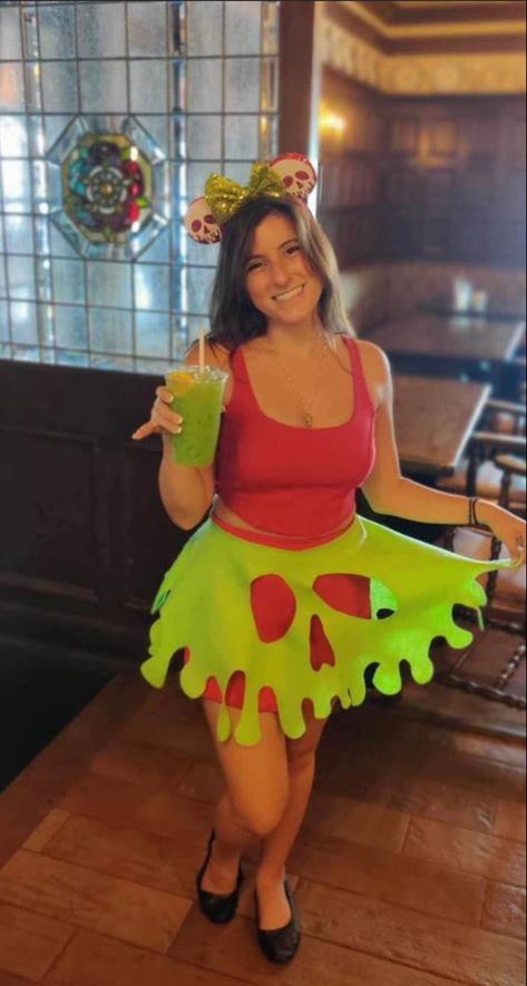 Apple Costume Diy, Poison Apple Costume, Diy Disney Princess Costume, Fairytale Costumes, Gym Costume, Disney Parks Outfits, Family Themed Halloween Costumes, Adult Disney Costumes, Disney Night