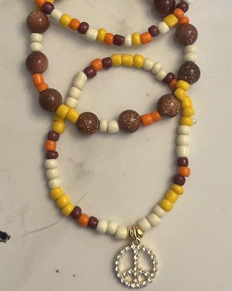 🤎🧡☮️Hippies ☮️🧡🤎 Embrace the spirit of the '60s with our Hippie Vibes Bracelet Stack. Crafted with premium glass beads in vibrant hippie colors and featuring a charming peace sign pendant, this stack is ready to bring back the love child era in style. Perfect for channeling your inner flower child, this bracelet set is ideal for showing off your unique style and spreading peace and love wherever you go. #HippieVibes #60sStyle #PeaceAndLove #HippieJewelry #RetroFashion #FlowerChild #BohoStyl... 60’s Style, Retro Accessories, Hippie Life, Hippie Love, Hippie Bracelets, Hippie Vibes, Vintage Hippie, Boho Accessories, Retro Jewelry