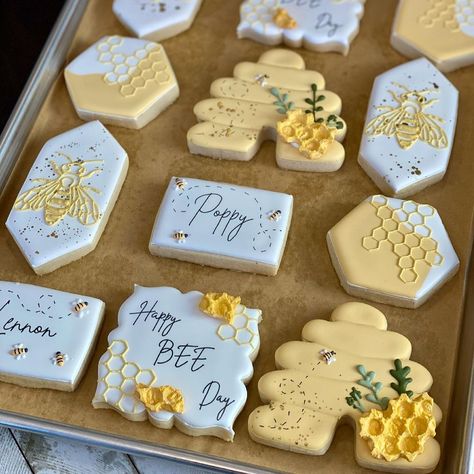 Biggest Little Cookiery on Instagram: “Happy 🐝 Day!! Bee cookies were on my bucket list of cookies to decorate! I’m loving how the turned out!! What on your cookie bucket list? .…” Bee Biscuits, Bee Desserts, Bee Treats, Cookie Bucket, Raw Honey Recipes, Cookies To Decorate, Daisy Cookies, Bee Themed Birthday Party, Jungle Theme Cakes