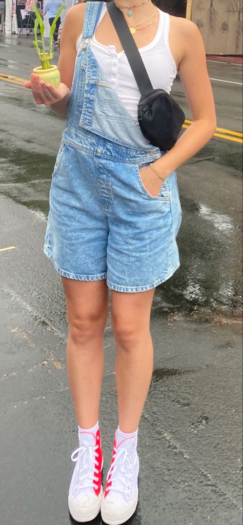 Back To School Outfits Tank Top, Baggy Shorts Overalls Outfit, Short Denim Overalls Outfit, Overalls Outfit Summer Shorts, Overall Outfits Shorts, Dungarees Outfit Shorts, Short Overalls Outfit Aesthetic, Shortalls Outfit Summer, Plant Outfits