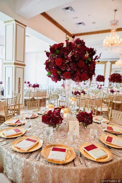 Burgundy Wedding Centerpieces, Red Centerpieces, Wedding Burgundy, Red Wedding Theme, Quinceanera Decorations, Wedding Floral Centerpieces, Table Wedding, Table Set Up, Wedding Flower Arrangements