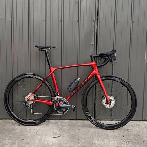 Loves road bikes on Instagram: “🚲 Giant TCR ✔️ 📷 @edisthecyclist_  #lovesroadbikes #giantbikes #gianttcradvanced #shimanoroad #ultegra #shimano” Giant Bike, Giant Tcr, Giant Bicycles, Bicycle Quotes, Giant Bikes, Beautiful Roads, Road Bikes, Fitness Instagram, Road Bicycle