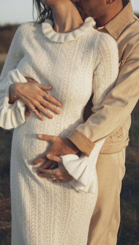 Vintage Baby Announcement Photoshoot, Ralph Lauren Maternity Shoot, Old Money Maternity Outfits, Maternity Pictures Vintage, Vintage Maternity Outfits, Old Money Maternity Shoot, Maternity Photo Asthetic, Classic Maternity Photos, Pregnancy Announcement Outfit