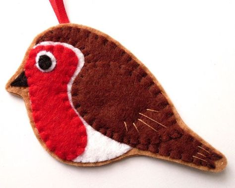 Sew a felt bird ornament for your Christmas tree with my step-by-step robin sewing pattern. Felt Robin, Felt Birds Ornaments, Felt And Embroidery, British Garden, Felt Christmas Decorations, Felt Animal, Bird Crafts, Christmas Felt, Ornament Tutorial