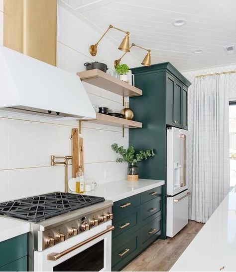 a chic kitchen with forest green and white cabinets, open shelves, gold and brass fixtures and some greenery Studio Kitchen Ideas, Reapolstering Chairs, Green Kitchen Island, White Kitchen Appliances, Dark Green Kitchen, Vray Render, Natural Nursery, Mixing Metals, Green Kitchen Cabinets