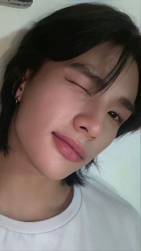 #straykids #skz #hyunjin #hwanghyunjin Funny Filters, Face Cut Out, Makeup Wallpapers, Makeup Icons, Celebrity Look Alike, Celebrity Style Red Carpet, Kids Makeup, Body Picture, Beauty Shoot