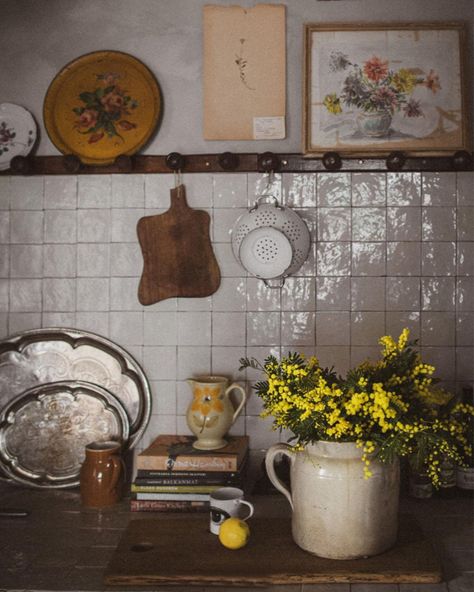 Vintage Italian Kitchen, Interior Design Spaces, Unfitted Kitchen, My Scandinavian Home, Houses In France, Random Images, Cottage Interior, Studio Kitchen, French Country Kitchen