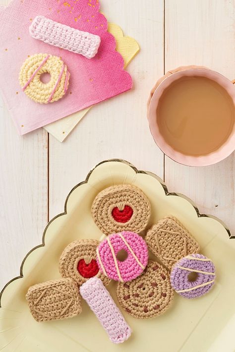 Crochet Cookies Free Pattern, Crochet Biscuits, Crochet Cookies, Cookie Crochet, Tea Biscuit, Crochet Cake, Biscuits Cookies, Mollie Makes, Creative Crochet