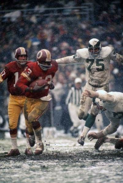 Old school Redskins vs. Eagles Ohio Cincinnati, Ray Nitschke, Nfl Hall Of Fame, Nfl Uniforms, Abandoned Homes, Philadelphia Eagles Football, Nfl Football Players, Classic Photo, Abandoned Castles