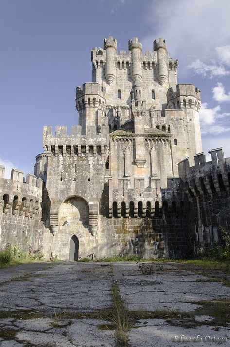 Old Castle, Chateau Medieval, European Castles, Abandoned Castles, Chateau France, Castle Designs, Castle House, Castle Ruins, Fantasy Castle