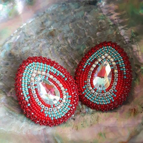 Oval Beaded Earrings Native, Lakota Beadwork, Pretty Beaded Jewelry, Indigenous Style, Medallion Earrings, Beadwork Ideas, Beautiful Beaded Earring, Seed Bead Jewelry Patterns, Stitch Earrings