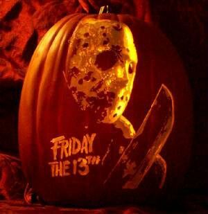 Friday The 13th/Jason Voorhees carved pumpkin.  Wow... that's pretty cool. Jason Voorhees Pumpkin, Joker Pumpkin, Cool Pumpkin Carvings, Halloween Food Decorations, Jason Friday The 13th, Carve A Pumpkin, Ghost Movies, Pumkin Carving, Lantern Art