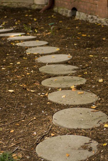 How to Paint Concrete Stepping Stones | eHow Outside Walkway Ideas, Concrete Stepping Stones Diy, Homemade Stepping Stones, Diy Garden Stepping Stones, Garden Stepping Stones Diy, Round Stepping Stones, Painted Stepping Stones, Cement Steps, Stepping Stone Ideas