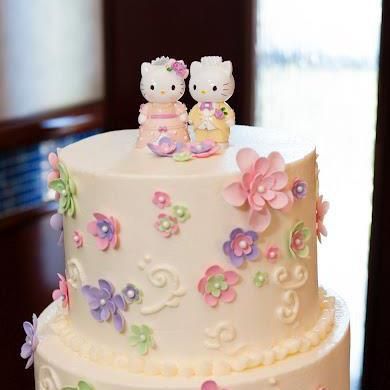 Hello Kitty Wedding Cake Hello Kitty Themed Wedding, Hello Kitty Wedding Cake Topper, Bolo Da Hello Kitty, Hello Kitty Wedding, Wedding Toppers, San Diego Food, Sanrio Stuff, Kitty Cake, Dream Wedding Cake