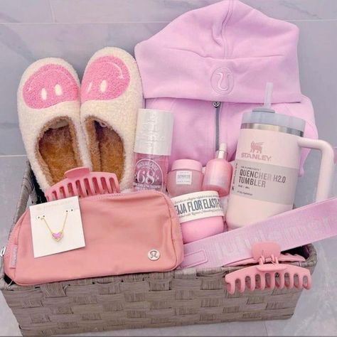 Trendy Recipes Dinner, 18th Bday Gift Ideas For Her, Cute Girly Items, Pink Bday Basket, Girly Gift Baskets, Pink Gift Basket, Girly Gifts Ideas, Girly Christmas Gifts, Birthday Presents For Friends