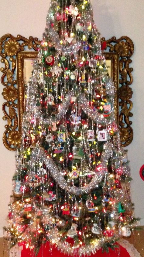 Tacky Vintage Christmas, Diy Tacky Christmas Decorations, Tacky Christmas Aesthetic, Tacky Christmas Tree, Christmas Theme Decor Ideas, Tacky Christmas Decorations, 2000s Christmas Aesthetic, Nostalgia Aesthetic 2000s, Christmas 2000s