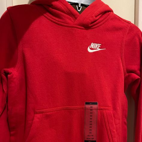 Size Xs Nike Hoodie Colors, Nike Hoodie Aesthetic, Red Nike Sweater, Nike Red Hoodie, Nike Hoodie Outfit, Hoodies Nike, Football Streetwear, Sweat Suits Outfits, Red Nike Hoodie