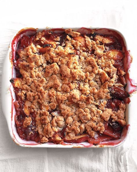 Peach Crumble - Martha Stewart Recipes from July/August 2012 Everyday Food.  Be sure to check out the link for more fruit options (such as blueberry, raspberry, apricot and rhubarb) Baked Dessert, Peach Crumble, Potluck Desserts, Fruit Crumble, Martha Stewart Recipes, Dessert Aux Fruits, Crumble Recipe, Peach Recipe, Köstliche Desserts