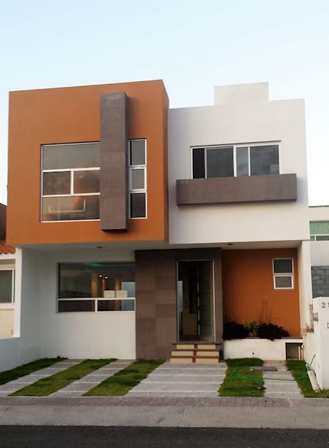 CASA SEGUNDA CERRADA: Casas de estilo moderno por DEC Arquitectos https://www.homify.com.mx/libros_de_ideas/5078096/acabados-en-muros-exteriores-en-fachadas Modern Exterior Paint Colors, Modern House Colors, Best Exterior House Paint, Exterior Color Combinations, Exterior House Paint Color Combinations, Small House Design Exterior, Casa Country, Independent House, Exterior Paint Colors For House