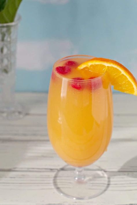 This easy Raspberry Mimosa Mocktail is a delicious drink for any celebratory breakfast or brunch and perfect for Mother's Day! It's also great non-alcoholic drink for kids! #drink #mimosa #mocktail #kids #Mothersday #brunch #breakfast Non Alcoholic Drinks For Brunch, Mimosa Mocktail, Raspberry Mimosa, Non Alcoholic Mimosa, Mimosa Cocktail, Green Grasshopper, Kids Drink, Special Breakfast, Summer Drinks Alcohol