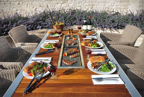 This outdoor table / grill combination makes summer bbqs an entertaining event. Backyard Bbq Table, Built In Bbq Grill, Barbacoa Jardin, Taman Air, Outdoor Bbq Grill, Bbq Table, Grill Table, Built In Bbq, Bbq Grills