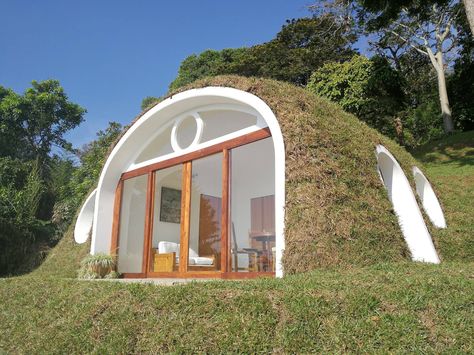 Case Sotterranee, Green Magic Homes, Design Casa Piccola, Earth Sheltered Homes, Casa Hobbit, Earth Bag Homes, Earthship Home, Mud House, Earth Sheltered