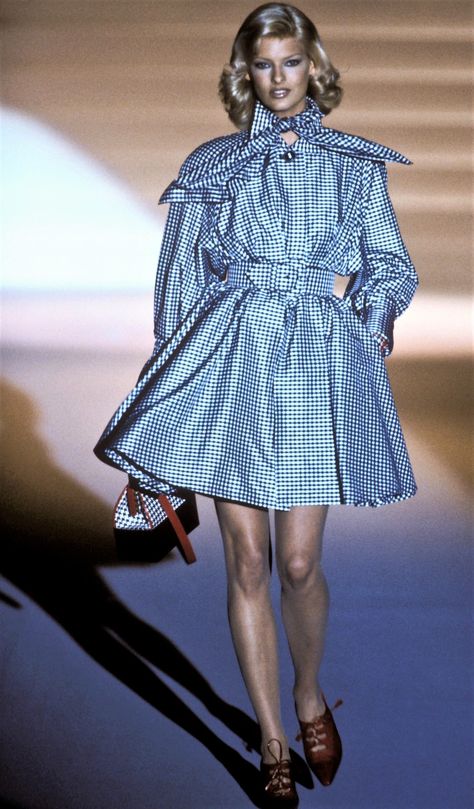 Dior Vintage Runway, Vintage Dior Runway, 90s Runway Fashion Dior, Dior Runway 90s, 1998 Christian Dior, Dior 2000s, Dior 80s Runway, Iconic Supermodels, 1950s Inspired Fashion