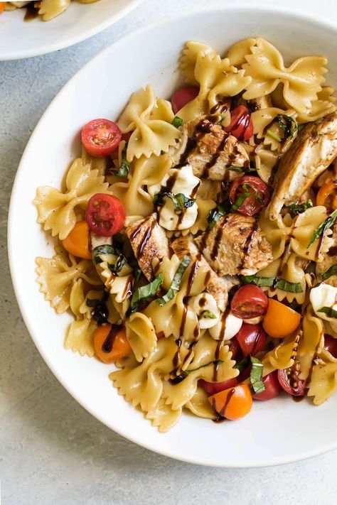 Caprese Chicken Pasta is a quick 30 minute recipe loaded with fresh flavors. Pasta tossed with chicken, tomatoes, mozzarella, and basil - it's delicious! Recipes With Balsamic Glaze, Balsamic Chicken Pasta, Balsamic Pasta, Skinless Chicken Breast Recipes, Summer Pasta Dishes, Balsamic Glazed Chicken, Tomatoes Mozzarella, Flavorful Dinner, Amazing Chicken