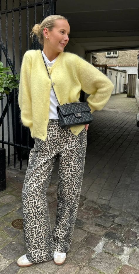 16 Chic Ways to Style Leopard Print Pants - Diana Colibri Cute Work Outfits Midsize, Leopard Fall Outfit, Yellow Sweater Outfit, Cheetah Print Outfits, Leopard Print Outfits, Stile Hijab, Leopard Outfits, Áo Len Cardigan, Mode Zara