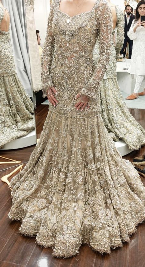 Pakistani Walima Brides, Reception Dress Bride Pakistani, Walima Outfits For Bride, Walima Bridal Dress Pakistan, Pakistani Walima Dress Brides, Walima Dresses Pakistani Brides, Walima Outfit, Gold Lengha, Walima Dresses Pakistani