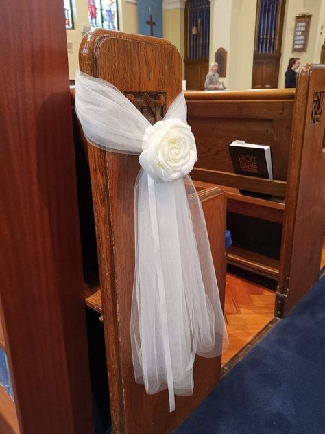 Pew Bows Wedding Diy, Chair Flowers Wedding, Wedding Pew Ends, Church Pew Decorations, Bridal Crafts, Wedding Pew Decorations, Chair Flowers, Pew Bows Wedding, Pew Decorations