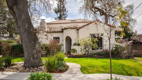 Spanish Eclectic Home, Spanish Colonial Homes, Mediterranean Exterior, Spanish Bungalow, Mediterranean Style Homes, Mediterranean Home Decor, Spanish Architecture, Spanish Style Home, Spanish Style Homes