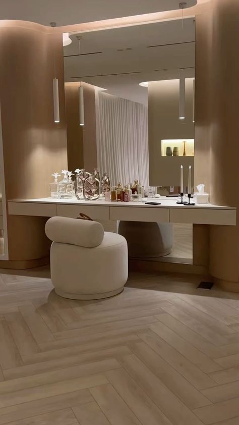 Room Decor Ideas Elegant, Glam Room Makeup, Luxury Vanity Aesthetic, Dream Dressing Room Makeup Vanities, Large Bedroom Vanity, Room Vanity Aesthetic, Beauty Desk Aesthetic, Makeup Room Luxury, Bedroom Inspo Vanity