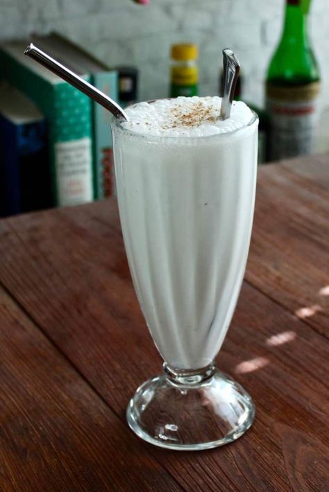 Vanilla Ice Cream Shake Vanilla Ice Cream Shake, Soft Drinks Recipes, American Cocktails, Ice Cream Soda, Ice Cream Shake, Hot Cocktails, Soda Recipe, Vanilla Shake, Shakes Drinks