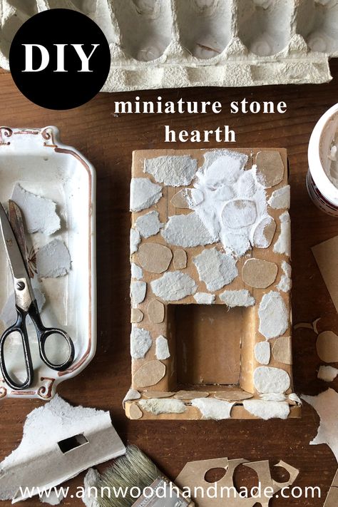 make miniature stone texture using cardboard and egg cartons Egg Carton Stone Wall, How To Make A Mini House Out Of Cardboard, Cardboard Furniture Dollhouse, Fairy Dollhouse Furniture, Rustic Dollhouse Ideas, Dollhouse Stone Exterior Diy, Mineratures Diy, Miniature Living Room Diy, Diy Miniature House Cardboard