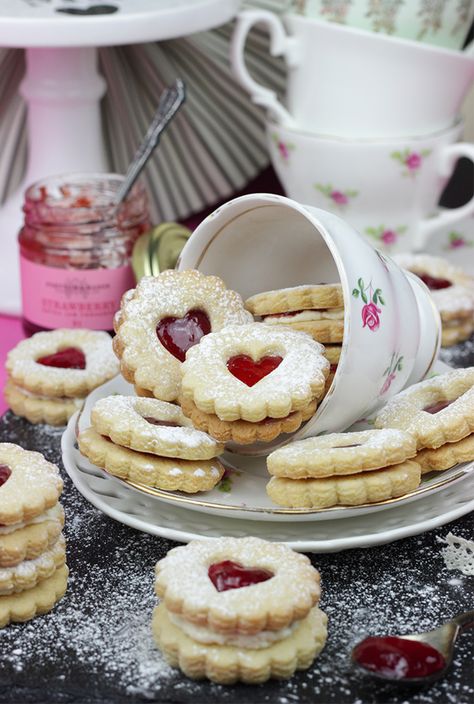 British Baked Goods, Great British Bake Off Party, British Biscuit Recipes, British Cookies, Jam Biscuits, British Baking Show Recipes, British Bake Off Recipes, British Biscuits, Bake Off Recipes