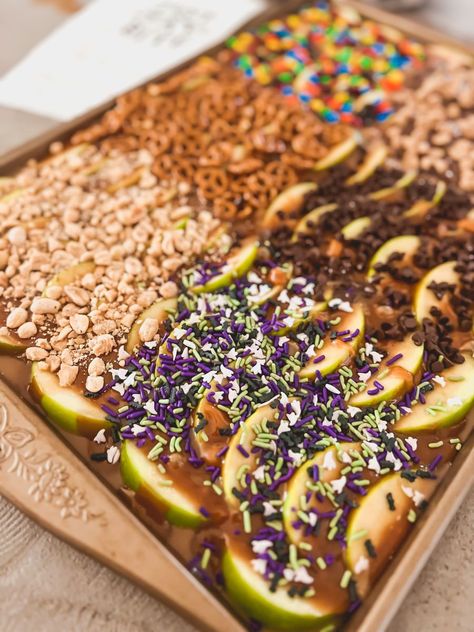 Sheet Pan Caramel Apples Apple Nachos Halloween, Carmel Apple Sheet Pan Dessert, Sheet Pan Apple Nachos, Apple Slice Nachos, Carmel Apple Nacho Bar, Halloween Carmel Apple Board, School Fall Party Snacks, Sheet Pan Carmel Apple, Halloween Charcuterie Board Carmel Apple